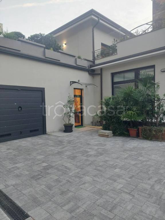 casa indipendente in vendita a Legnano