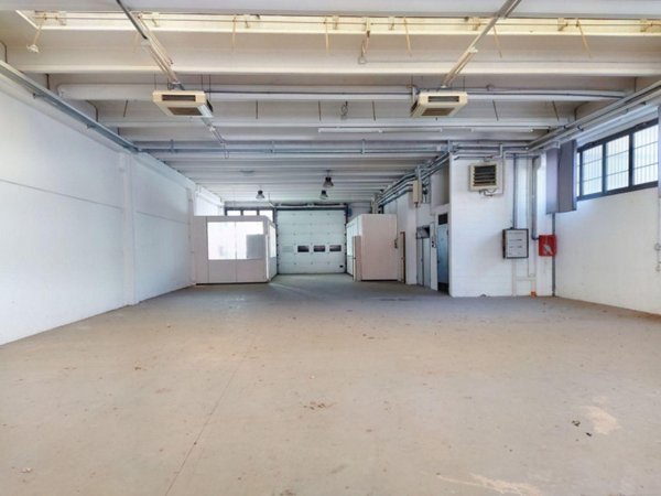 locale commerciale in vendita a Legnano