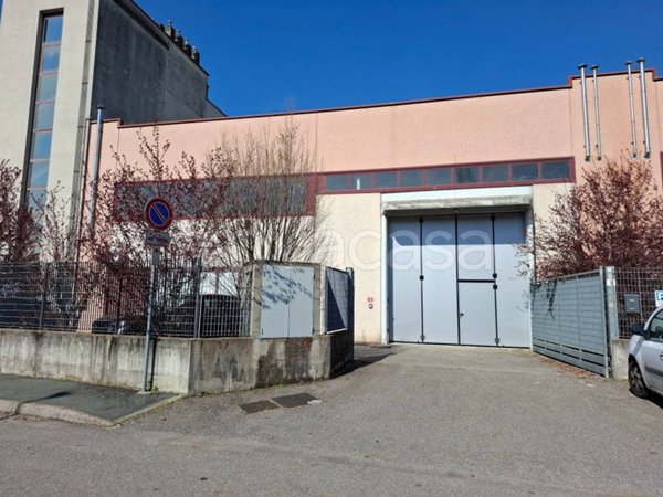 locale commerciale in vendita a Legnano