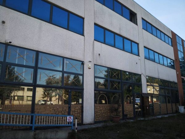 locale commerciale in vendita a Legnano