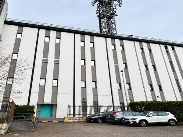 locale commerciale in vendita a Legnano