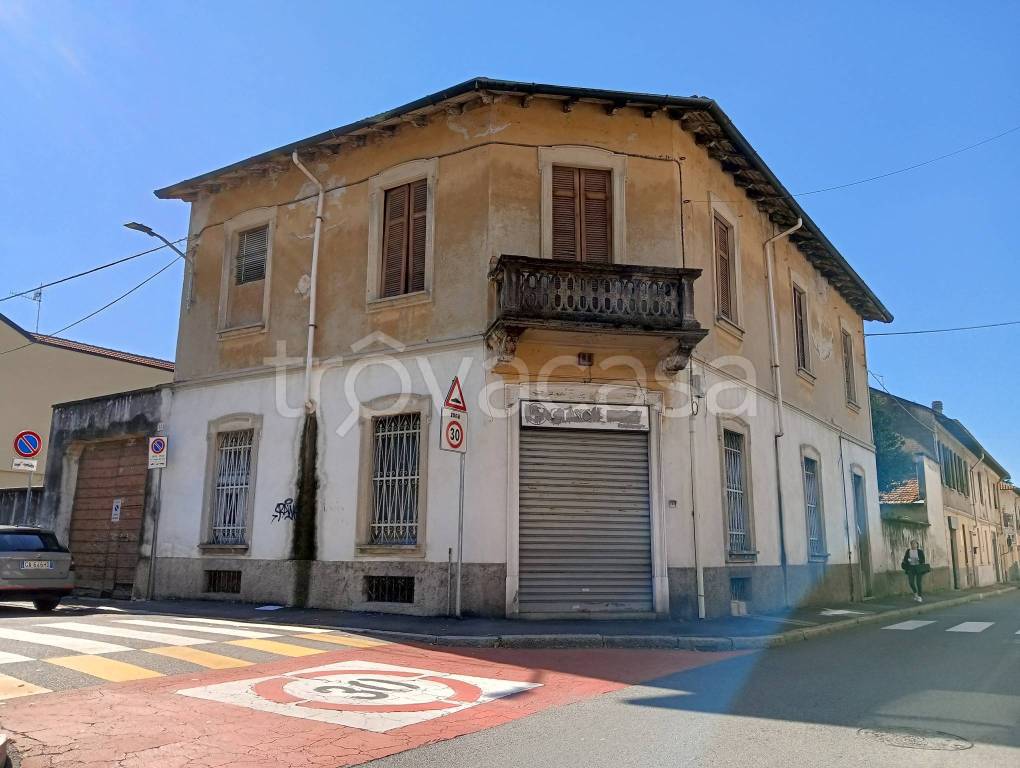 casa indipendente in vendita a Legnano