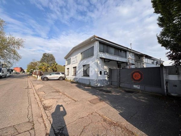 negozio in vendita a Legnano