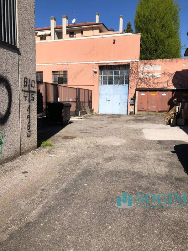 capannone in vendita a Legnano