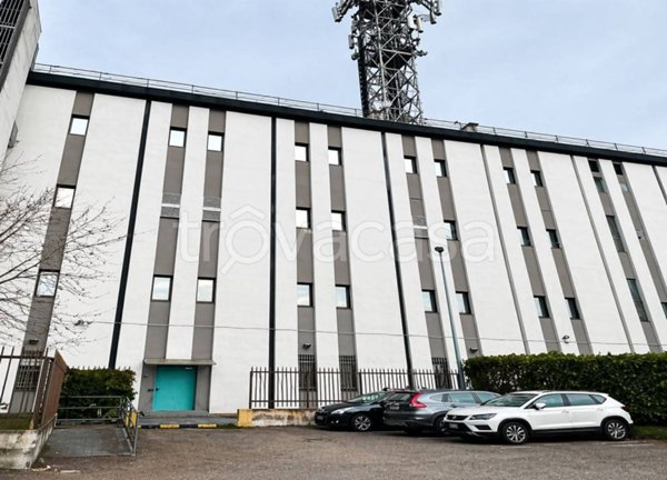 locale commerciale in vendita a Legnano