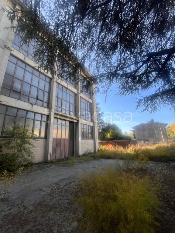 locale commerciale in vendita a Legnano