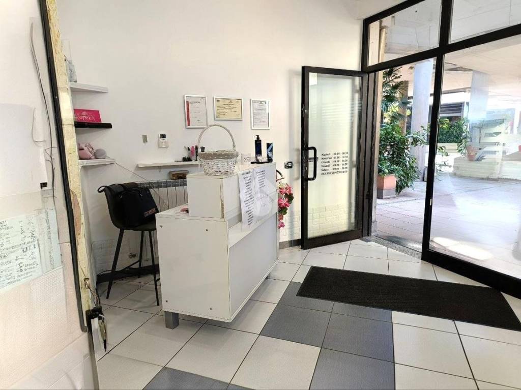 negozio in vendita a Legnano