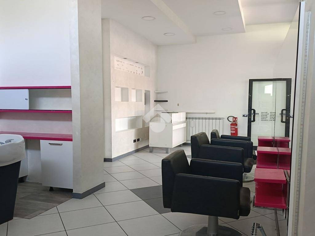 negozio in vendita a Legnano