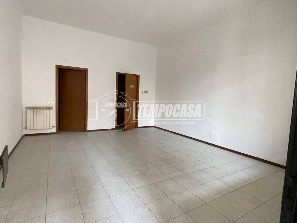negozio in vendita a Legnano
