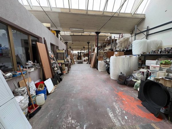 locale commerciale in vendita a Legnano