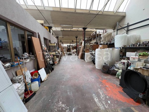 locale commerciale in vendita a Legnano