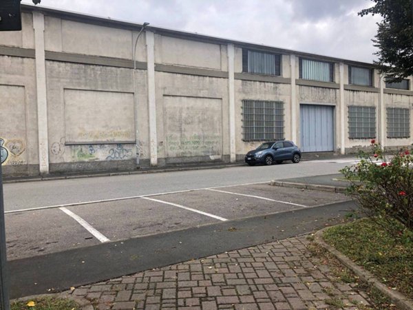 locale commerciale in vendita a Legnano