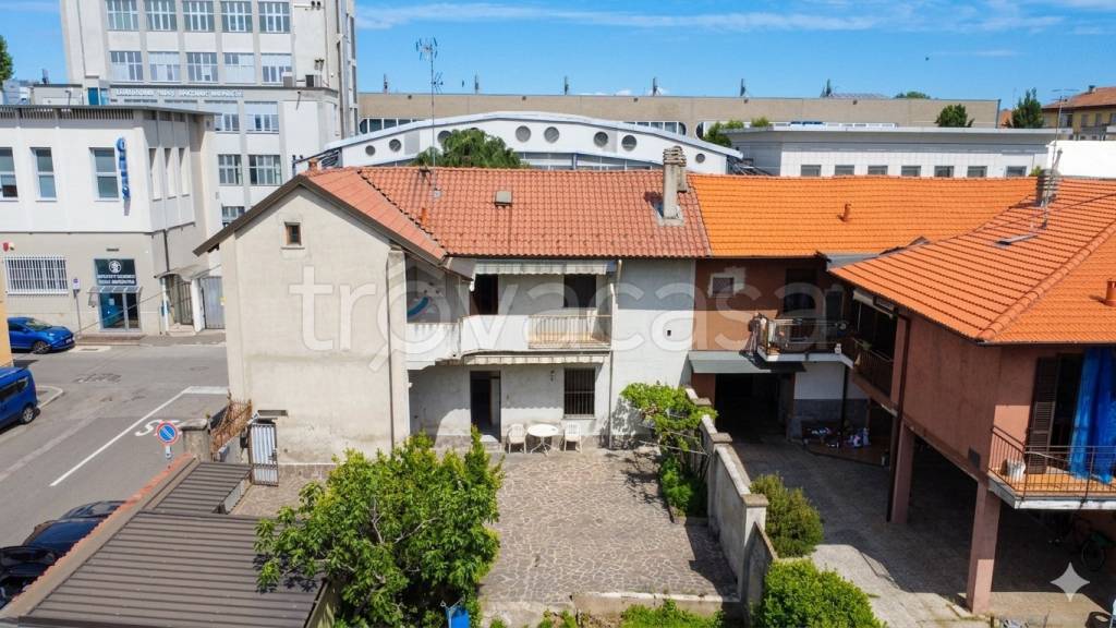 casa indipendente in vendita a Legnano