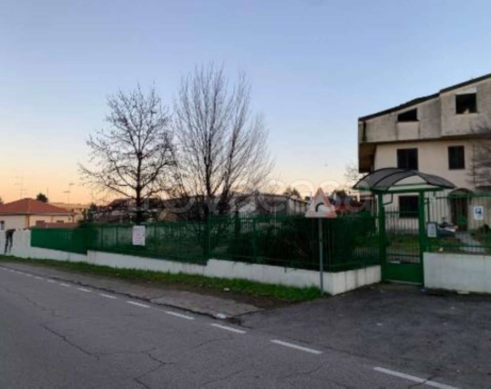 locale commerciale in vendita a Legnano
