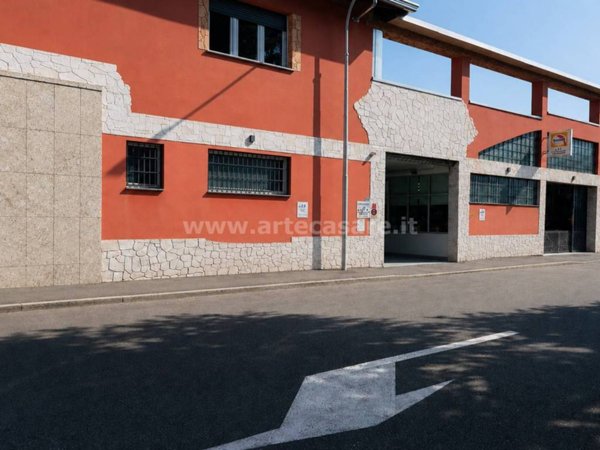 locale commerciale in vendita a Legnano
