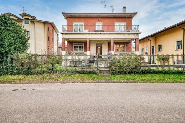 casa indipendente in vendita a Legnano