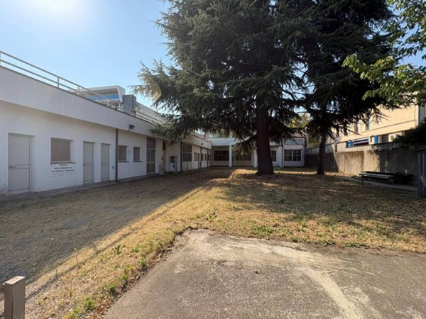 locale commerciale in vendita a Legnano