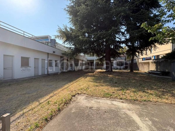 locale commerciale in vendita a Legnano