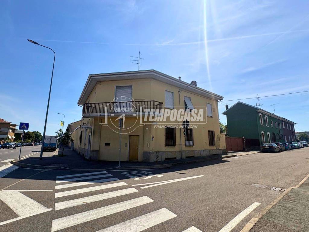 locale commerciale in vendita a Legnano