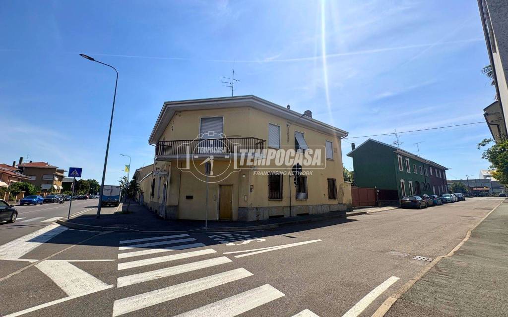 locale commerciale in vendita a Legnano