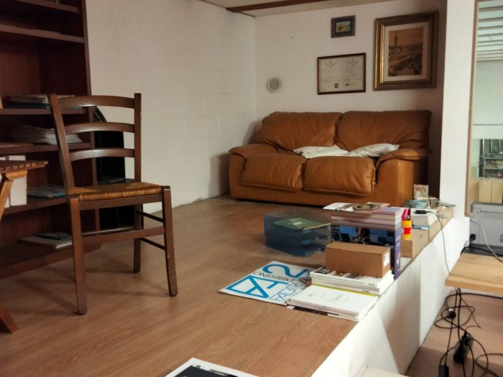 locale commerciale in vendita a Legnano