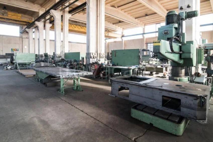 locale commerciale in vendita a Legnano
