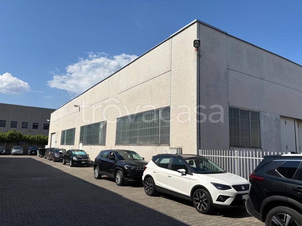 locale commerciale in vendita a Legnano