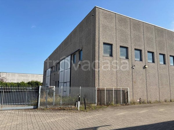 locale commerciale in vendita a Legnano