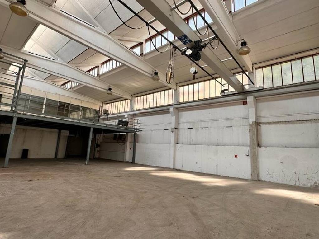 locale commerciale in vendita a Legnano