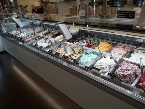 esercizio commerciale in vendita a Legnano