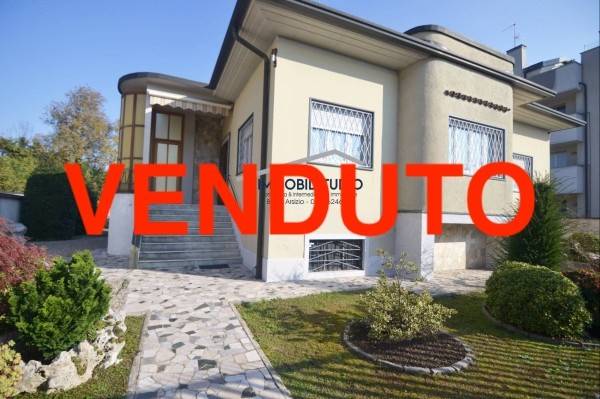 casa indipendente in vendita a Legnano