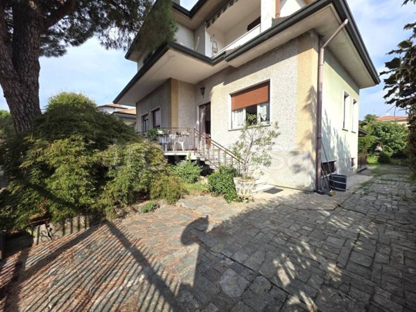 casa indipendente in vendita a Legnano