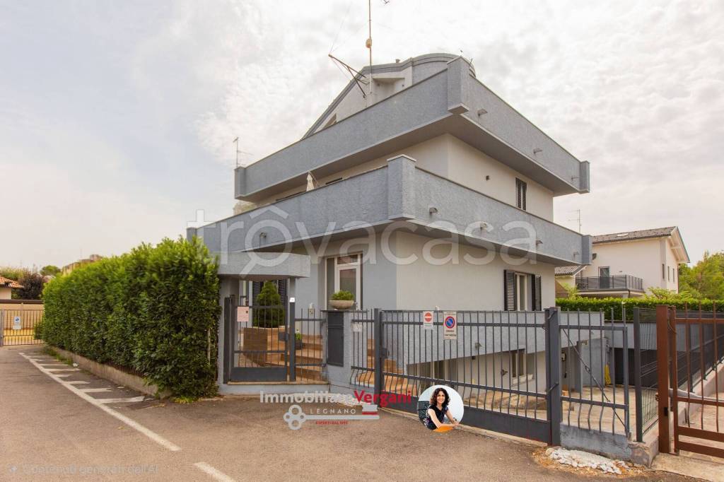 casa indipendente in vendita a Legnano