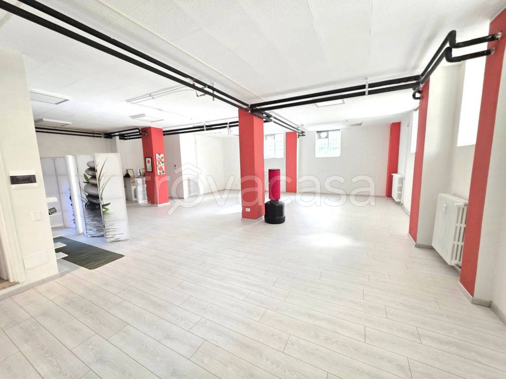 locale commerciale in vendita a Legnano
