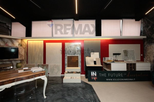locale commerciale in vendita a Legnano