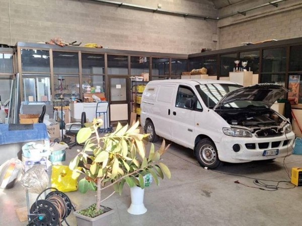 locale commerciale in vendita a Locate di Triulzi