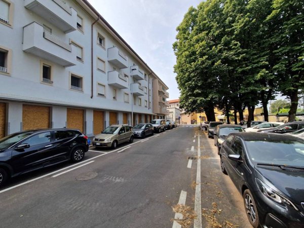 negozio in vendita a Locate di Triulzi