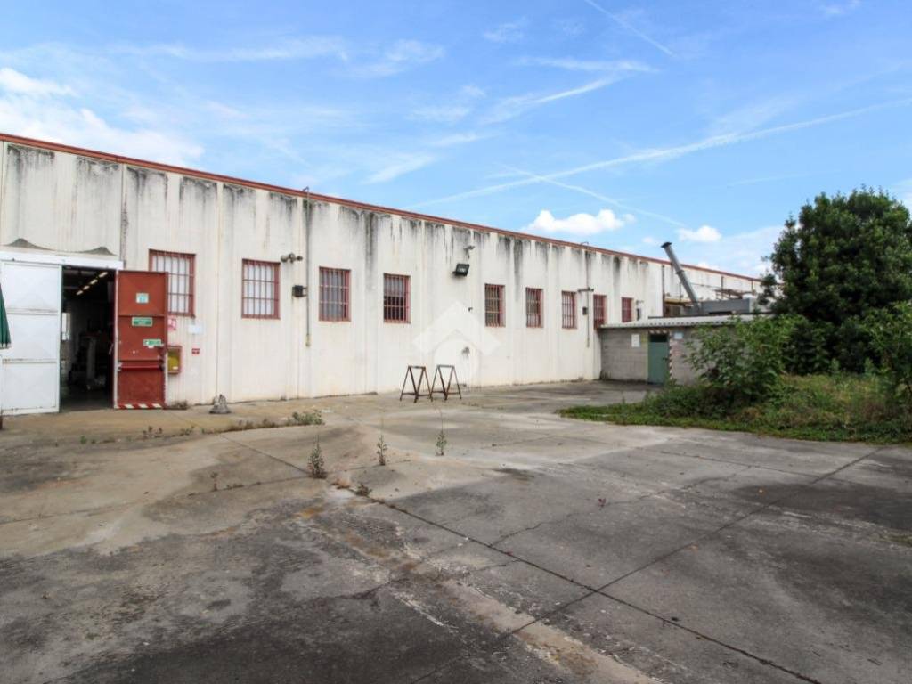 locale commerciale in vendita a Locate di Triulzi