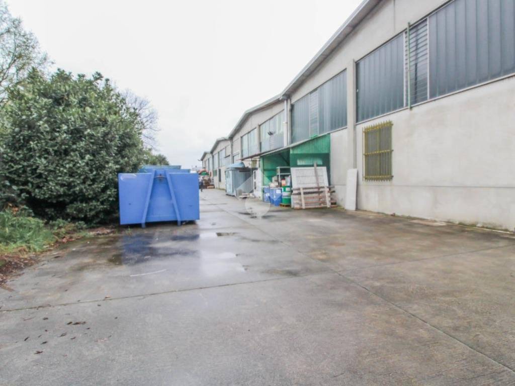 locale commerciale in vendita a Locate di Triulzi