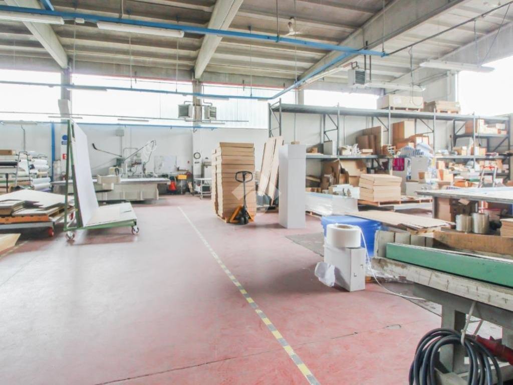 locale commerciale in vendita a Locate di Triulzi