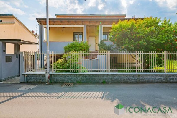 casa indipendente in vendita a Locate di Triulzi