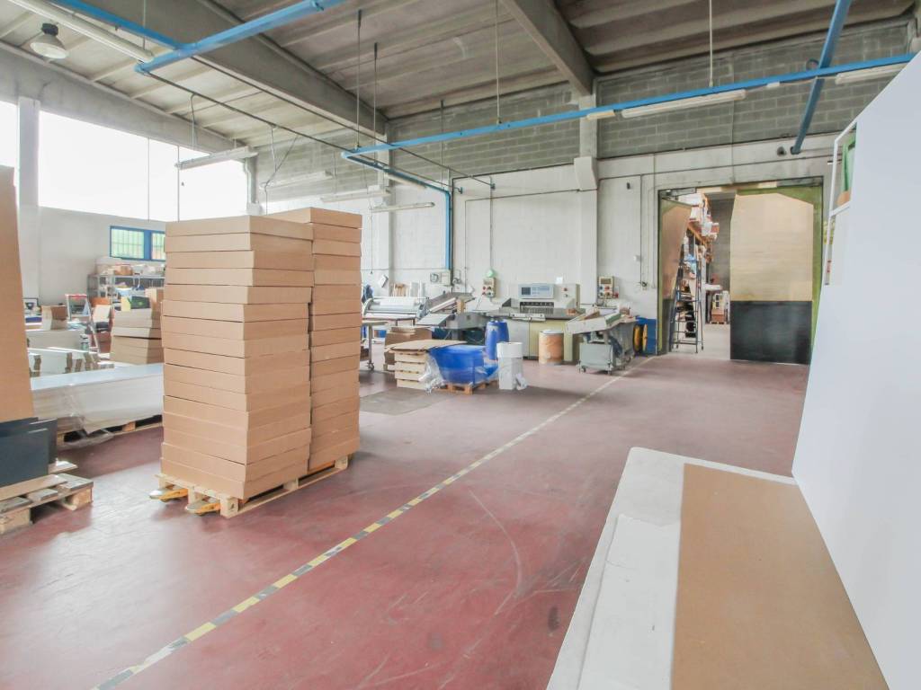 locale commerciale in vendita a Locate di Triulzi