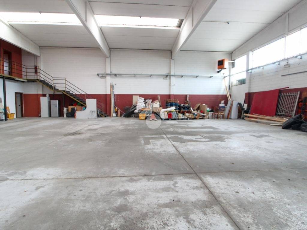 locale commerciale in vendita a Locate di Triulzi