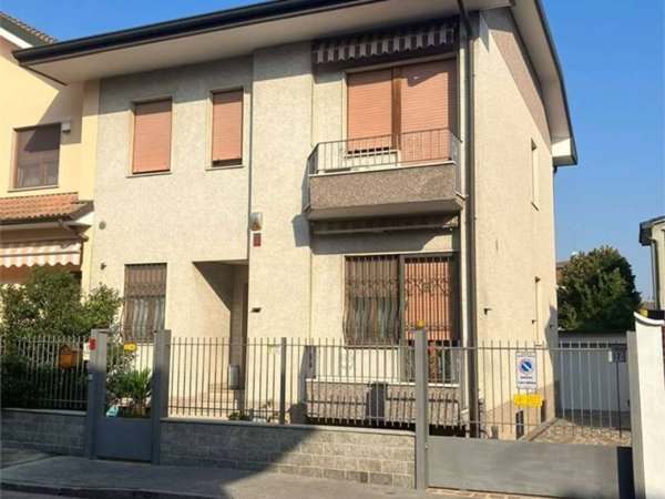 casa indipendente in vendita a Locate di Triulzi