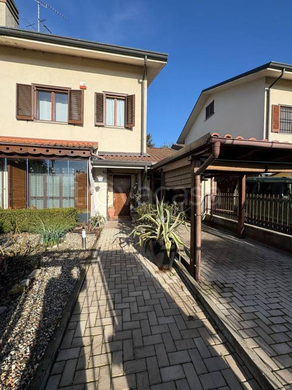 casa indipendente in vendita a Locate di Triulzi in zona Moro