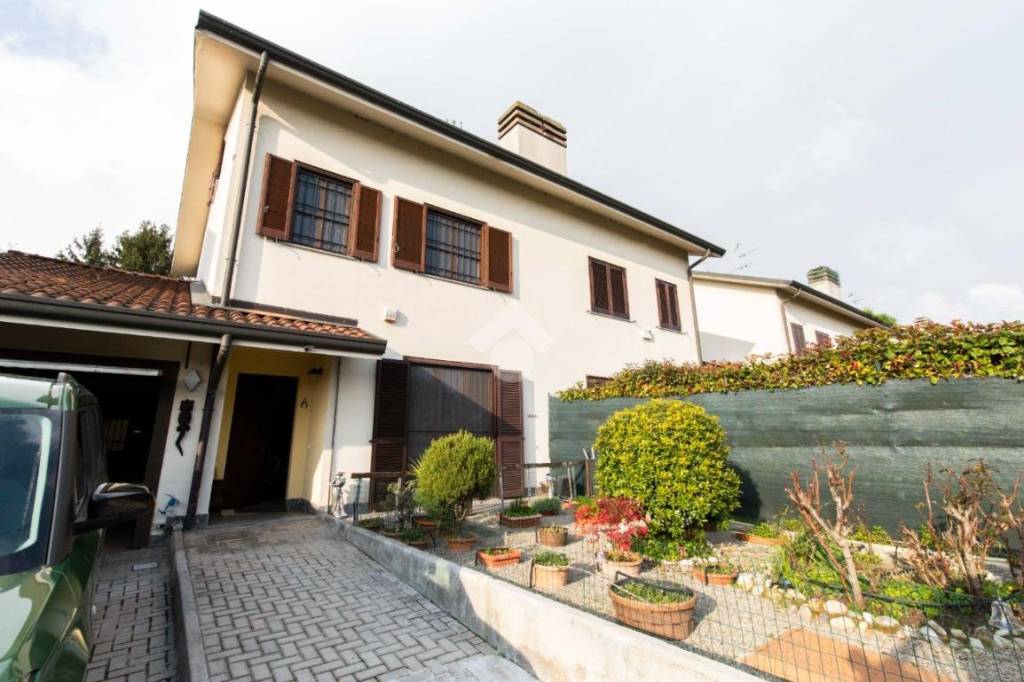 casa indipendente in vendita a Locate di Triulzi in zona Moro