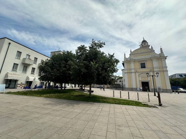 negozio in vendita a Locate di Triulzi