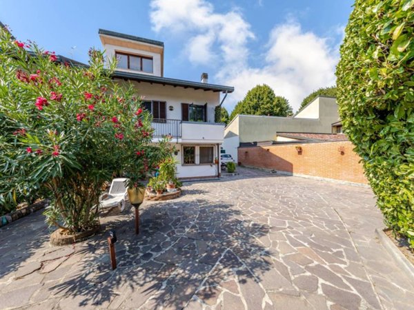 casa indipendente in vendita a Locate di Triulzi in zona Moro