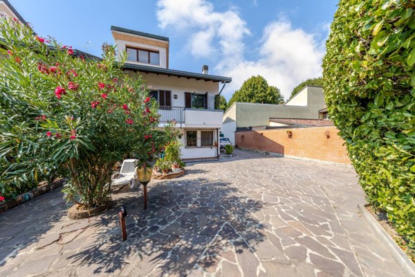 casa indipendente in vendita a Locate di Triulzi in zona Moro