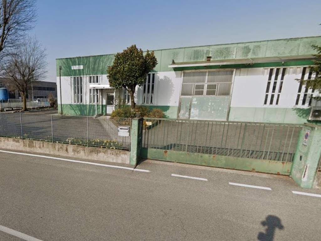 locale commerciale in vendita a Magenta